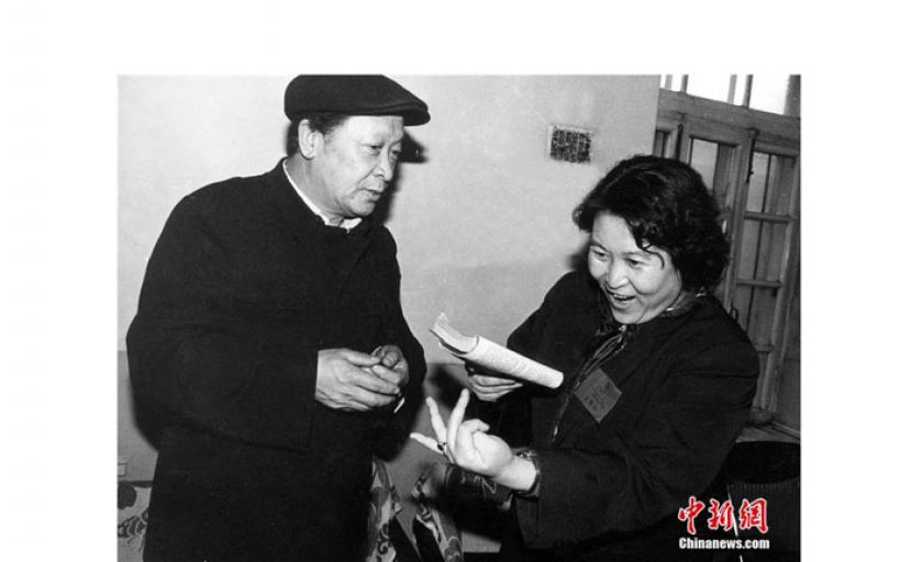 刘兰芳(右)曾向著名话剧演员赵凡学习四川语言。