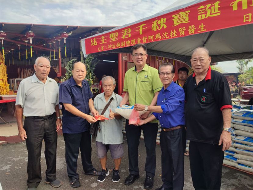 巴达旺市议会主席陈开（右三）代表移交布施品予受惠者，右起为肯雅兰园众法堂财政温国亮及名誉顾问本固鲁陈兴枝；左二为肯雅兰园众法堂主席黄国远。
