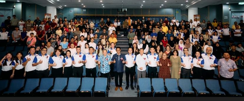 出席青运砂拉越分会首部微电影《砂速》首映礼的大合影。