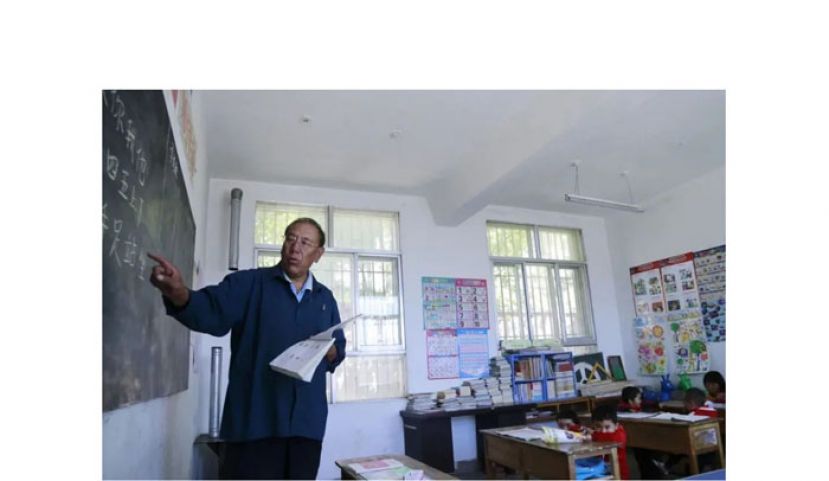 老师正在讲课。