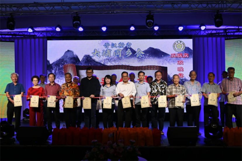 全体嘉宾们进行剪彩仪式。