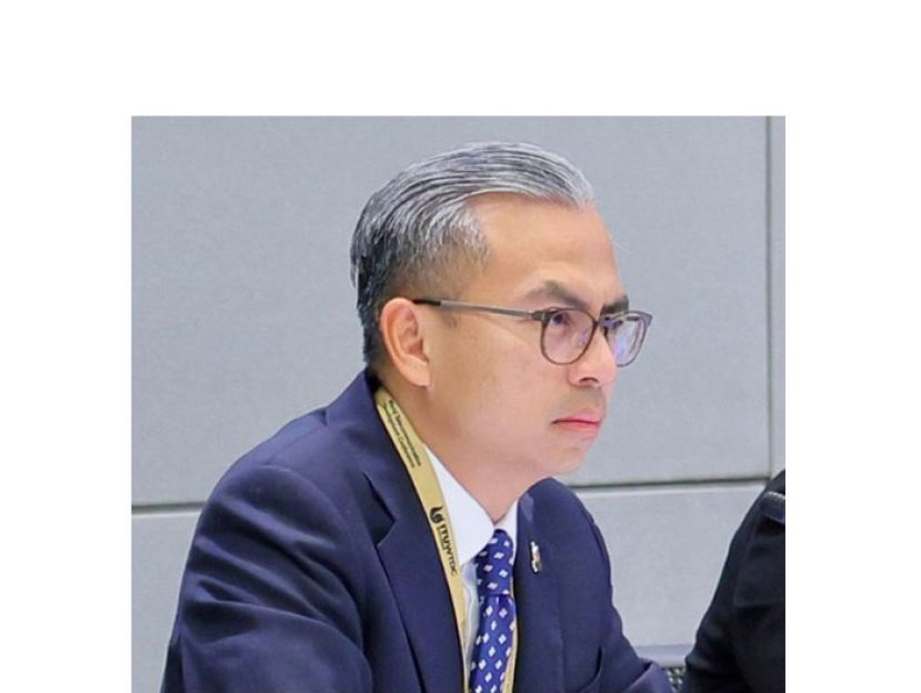 通讯部长法米。