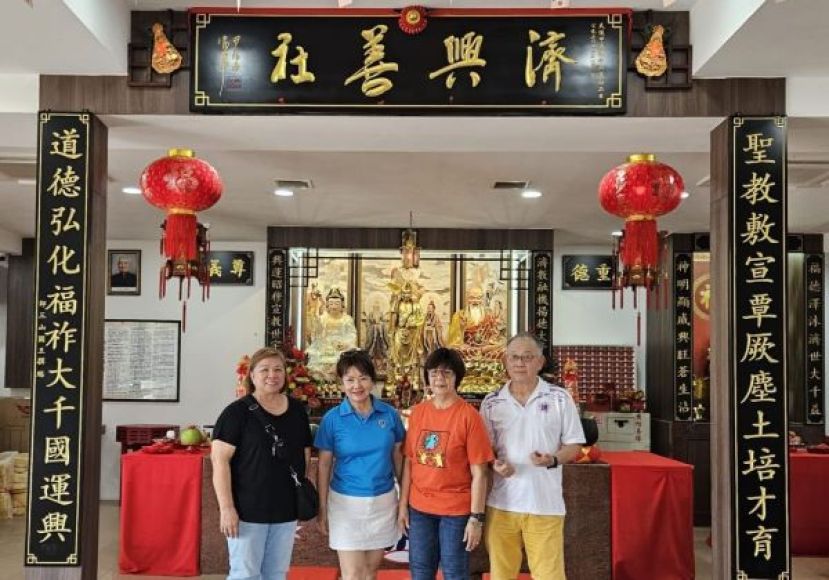 济兴善社社长陈瑞兴伉俪（右）接待来自沙巴亚庇济和善社的周昌瑛（左起）及张雪芳。
