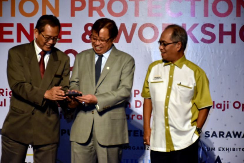 大马核子机构总监默哈末阿邦瓦哈博士（左）邀请砂拉越首长拿督巴丁宜阿邦佐哈里（中）为论坛会主持开幕。