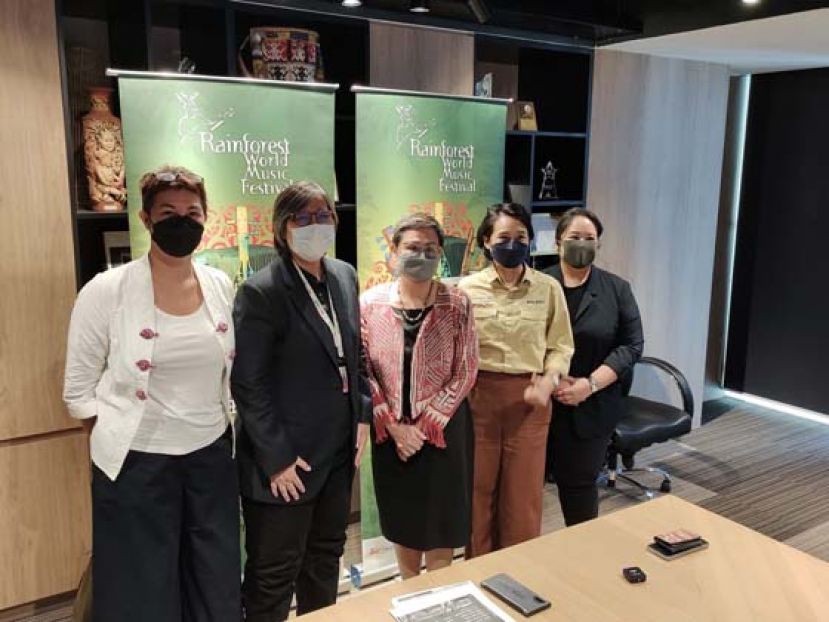 砂旅游局首席执行员莎扎（左二）与世界雨林音乐节筹备成员摄于新闻发布会；左为世界雨林音乐节内容策划经理卡仁丝菲尔，及右起为世界雨林音乐节副总监莎丽花、总监莫娜与顾问格蕾丝。