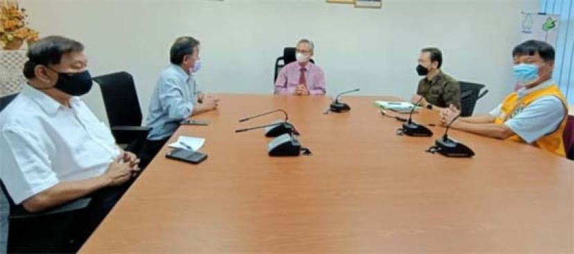 薛华东（右2起）、郑升航；左起陈中兴、黄毓才律师与社险砂局长菲立桑干（中）交流。
