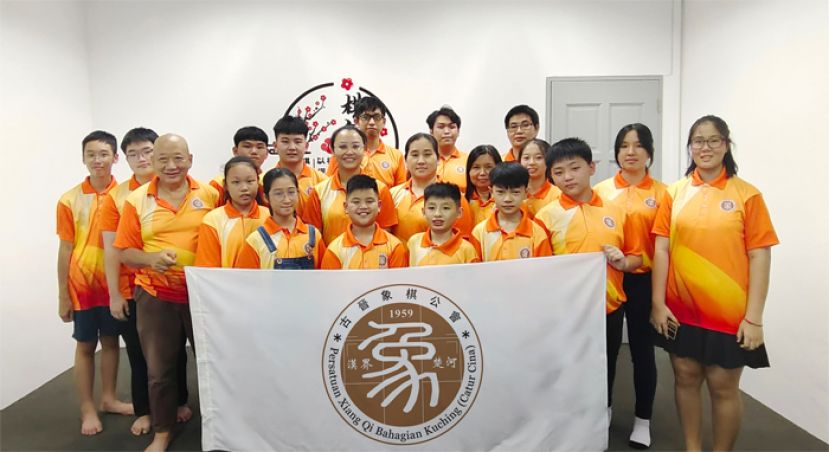 古晋象棋公会授旗主席余欣如（后排左6）为领队与古晋象棋公会棋手代表大合照。