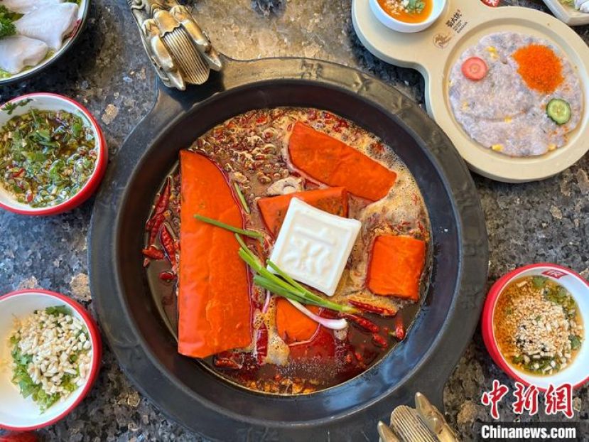 成都一火锅店推出的牛油火锅。