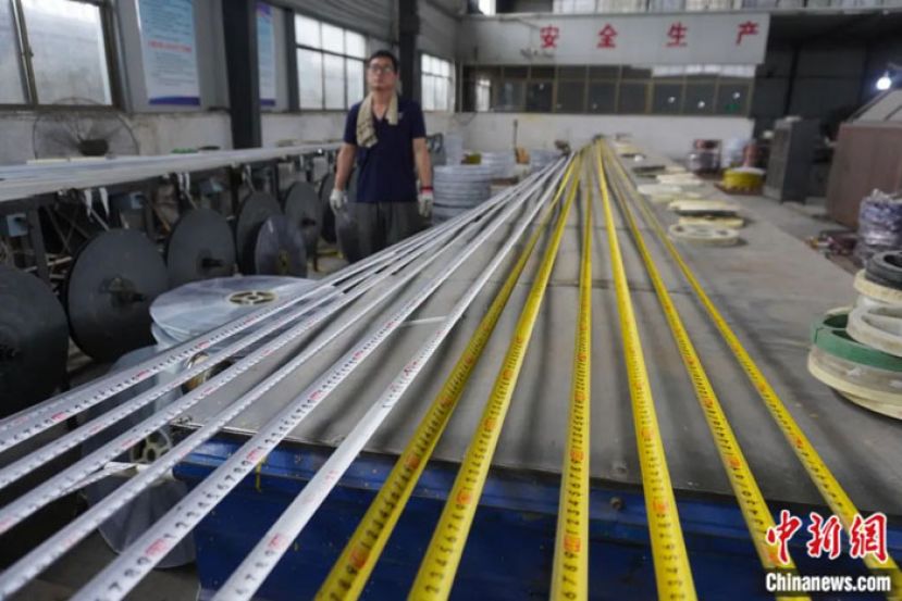 稍岗镇钢卷尺生产企业车间。