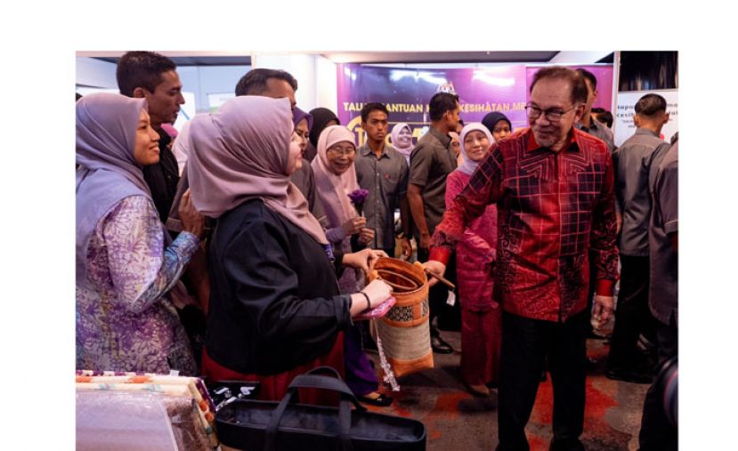 首相安华在2024年国际妇女节庆祝活动上参观展览。