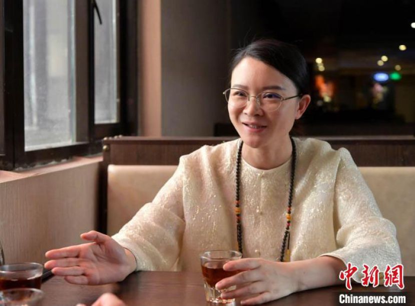 非遗藏茶姜氏古茶&ldquo;仁真杜吉&rdquo;第15代传承人万姜红接受采访。