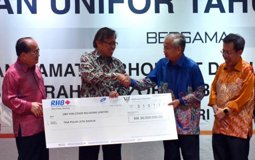 砂首长拿督巴丁宜阿邦佐哈里（左二）移交3000万令吉拨款予砂其他宗教单位总监拿督伊南章谷（右二），左一为砂副首长拿督阿玛道格拉斯，右一为砂地方政府与房屋部长拿督沈桂贤。