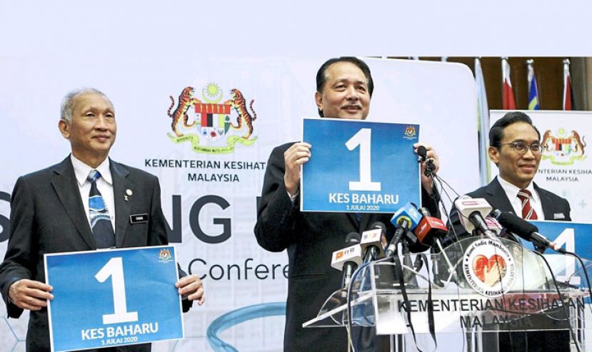 拿督诺希山（中）与副总监拿督张志强（左）和希桑沙医生的陪同下，愉悦的宣布我国终于达致零本土感染。