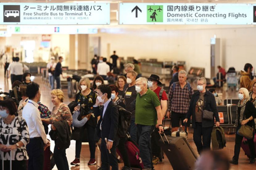 日本开放观光后，各国游客涌入。