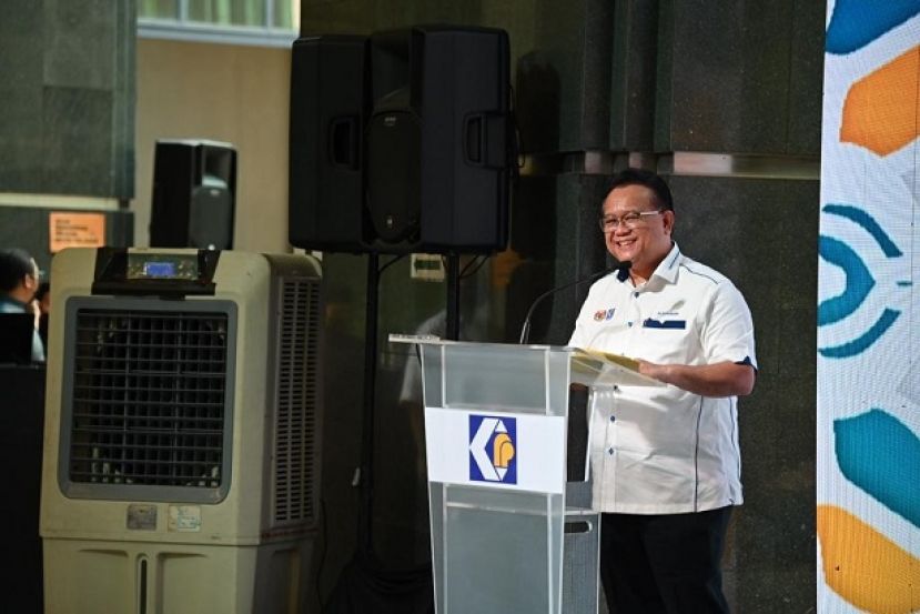 国内贸易及消费人事务部长拿督阿历山大南达林奇