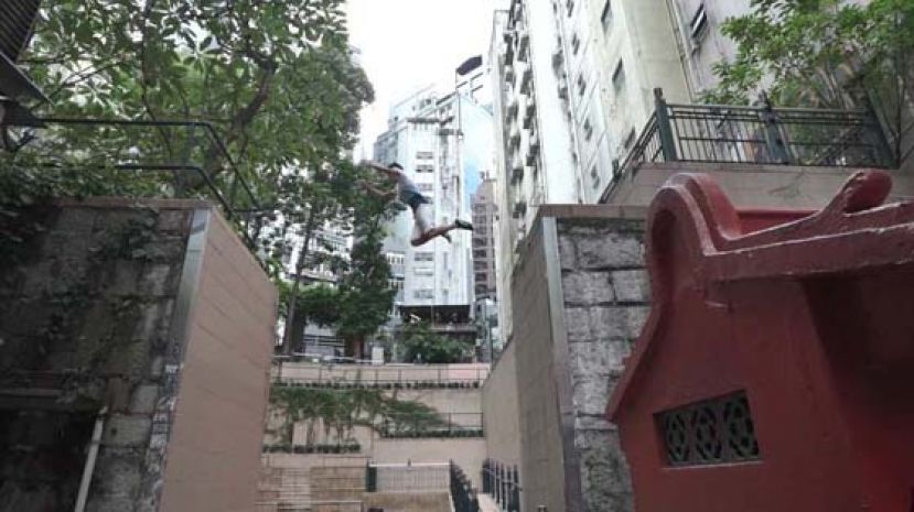访问当天到中环和安里约3米高台，卢振宗示范如何&ldquo;猫跳&rdquo;跨越3米。