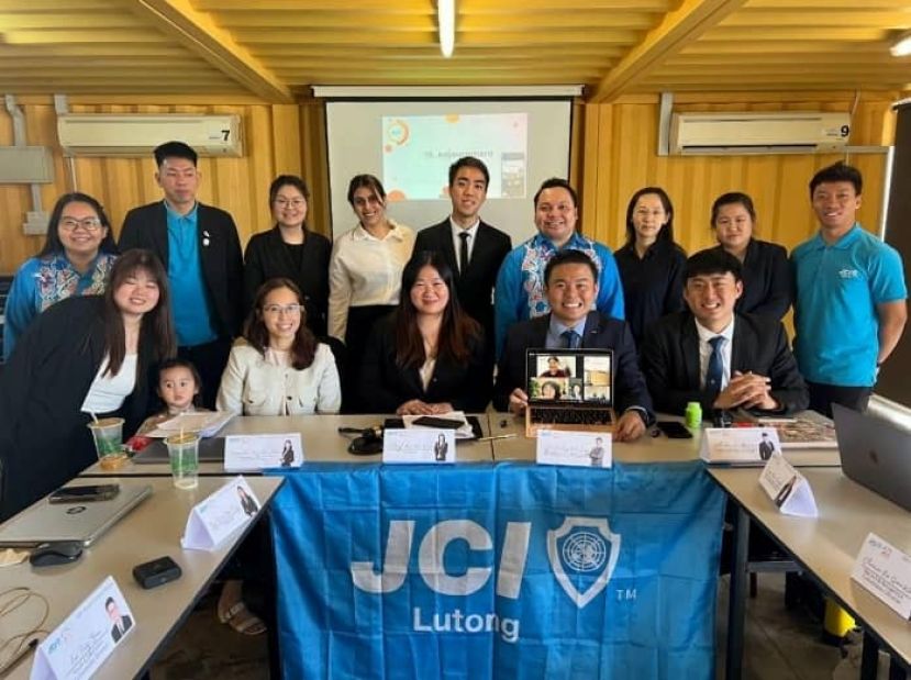前排左起为理事雷巧微、秘书洪彩珊、会长李宜蔚， 前会长林保新，前会长林寶俊。后排左起为前会长范慧珍，理事黄譓瑈、财政官雁婷、副会长Tanman Kaur、理事江育恆、会员Ronnie、 理事李珍珍、 理事刘京萦、前会长何英杰。