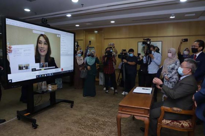卫生部长拿督斯里阿汉巴巴在卫生部，代表我国政府签署上述协议。