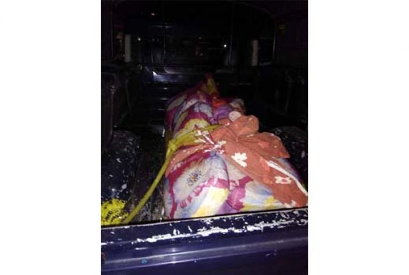 警方将死者遗体送抵砂中央医院太平间。