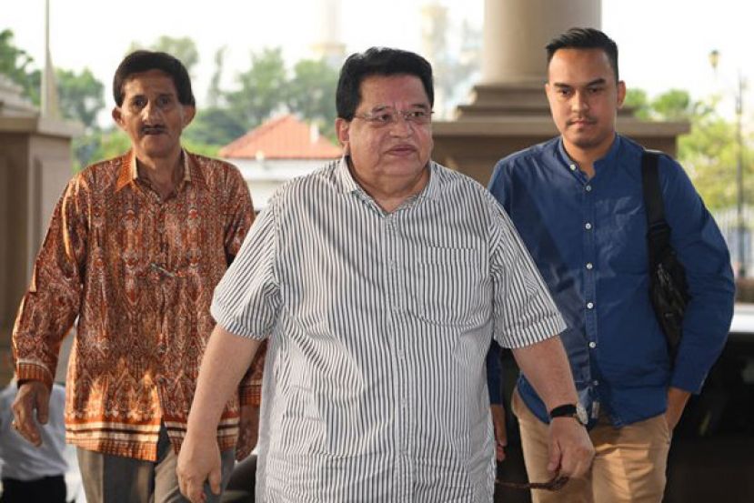 拿督斯里东姑安南（中）。