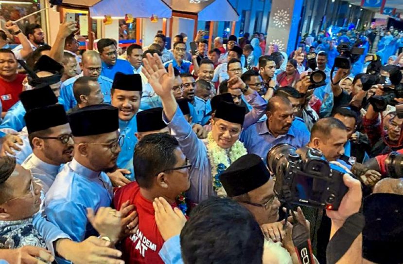 公正党署理主席阿兹敏为两大臂膀大会主持开幕，受到热烈迎接。