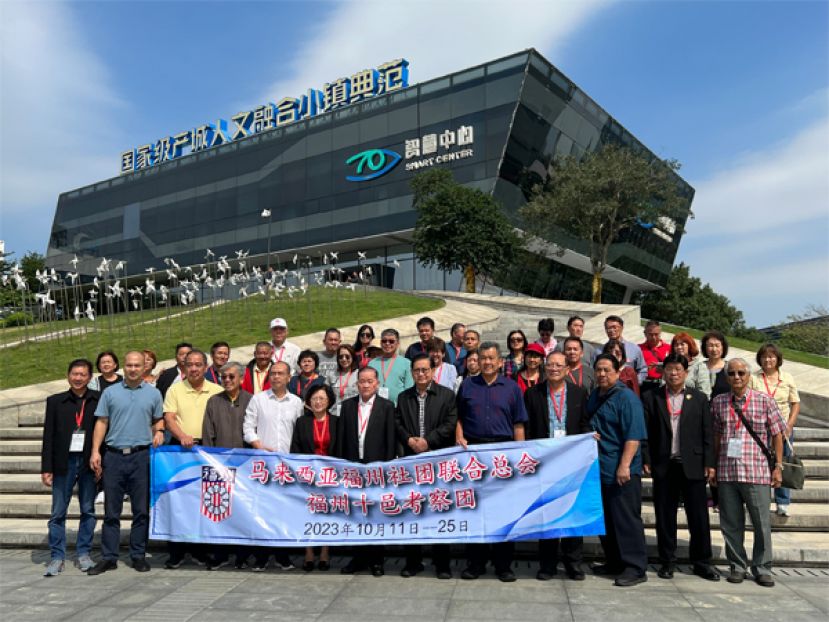 马福访问团在参观好永乐滨海新城规划展示馆后，合影于智慧中心。左六起为郑成剛以及刘为强夫妇。