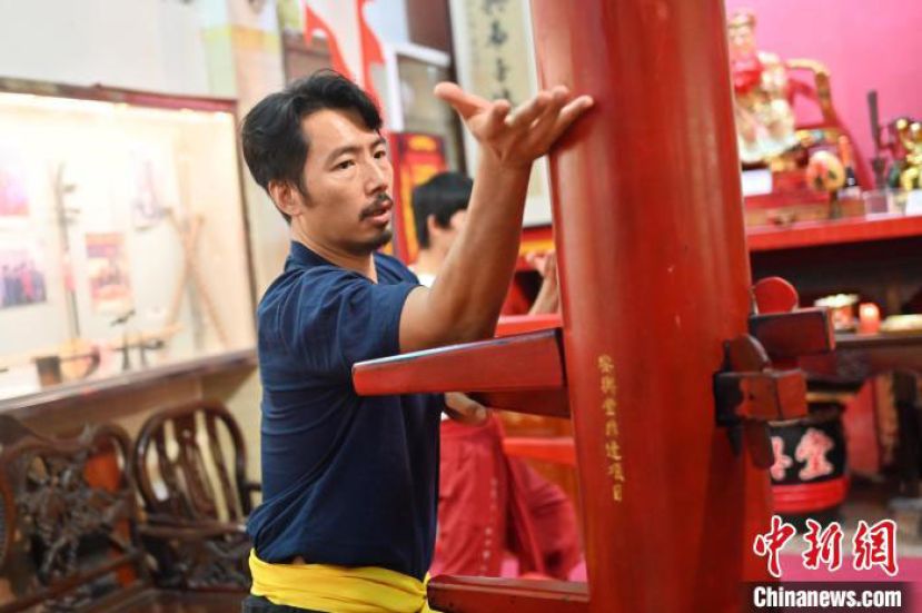 李健豪在銮舆堂展示红船木人桩。