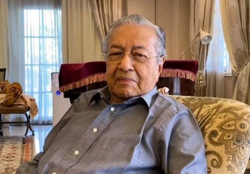 敦马哈迪通过视频发表谈话。