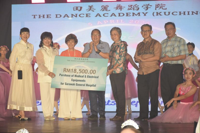 田美丽舞蹈学院院长田美丽（左2）移交模拟支票予砂中央医院院长院长严慧文（右3），左起为艺术总监田小芳；左3起为艺术顾问拿督李玉凤及古晋南市市长拿督黄鸿圣；右起为CCEP扶贫基金会副执行长田志和及古晋北市行政委员薛华东。