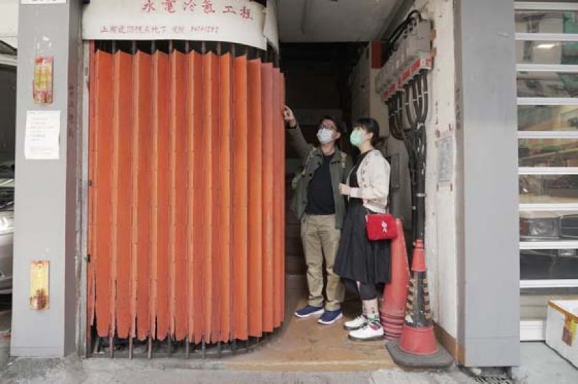 采访当天，生豪带记者四出寻找楼梯铺。这铺的弧形铁闸与招牌设计别出心裁，有助街上行人多角度看到铺头。