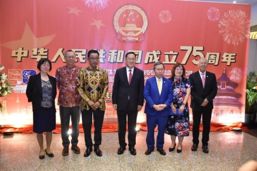 砂副总理拿督阿玛沈桂贤（右3）抵步受到时中国驻古晋总领事邢伟平（中）热烈迎接。左起为中国驻古晋副总领事宋长虹、砂拉越总理署副部长拿督阿都拉赛多以及砂拉越旅游、创意产业就表演艺术部部长拿督斯里阿都卡琳：右起为砂拉越旅游、创意产业就表演艺术部副部长拿督陈超耀以及拿汀斯里王淑燕。