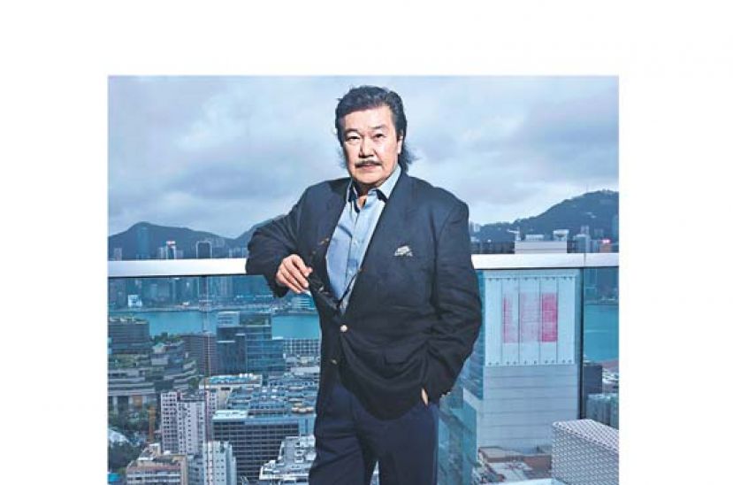 学过跆拳道、咏春及洪拳的黄锦燊，腰板挺直，西装笔挺，还配袋巾，十分潇洒。