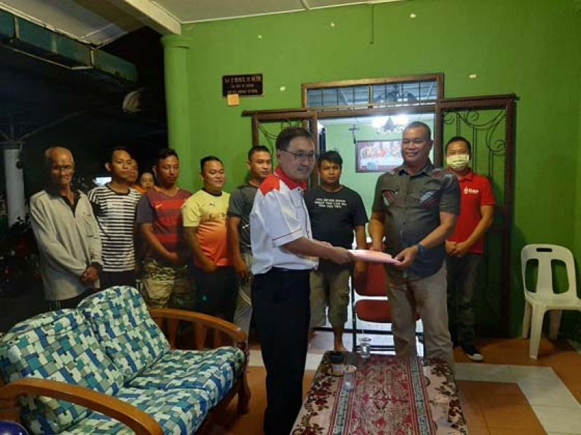 砂民主行动党主席张健仁（右四）从英索慕因（右二）手中接过入党申请表格。右二为江峰年。