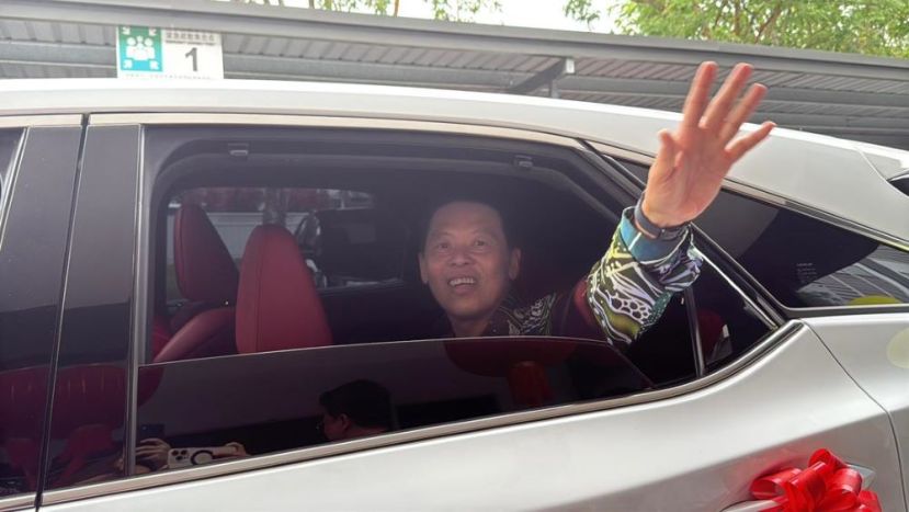 荣休典礼结束后，教师们列队欢送陈明发老师离场。陈老师坐上停在礼堂门口、车门系着红丝带的轿车，向在场众人挥手道别，场面温馨感人。