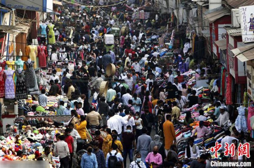 印度孟买市场中的人群。