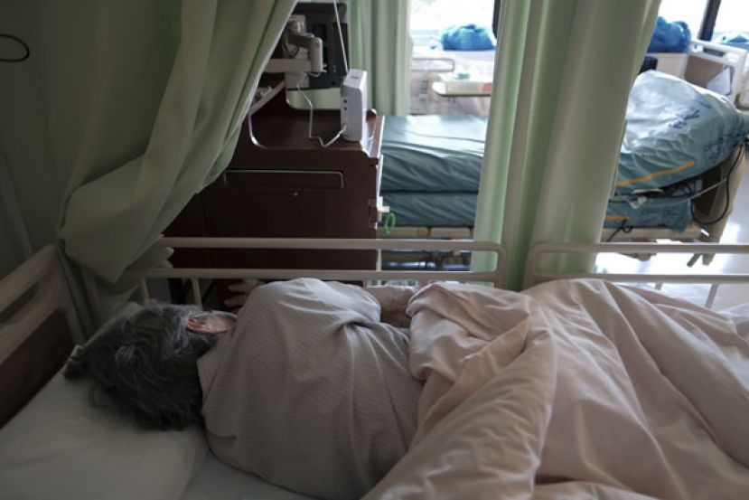 日本此波疫情绝大多数死者都是70岁以上老人。