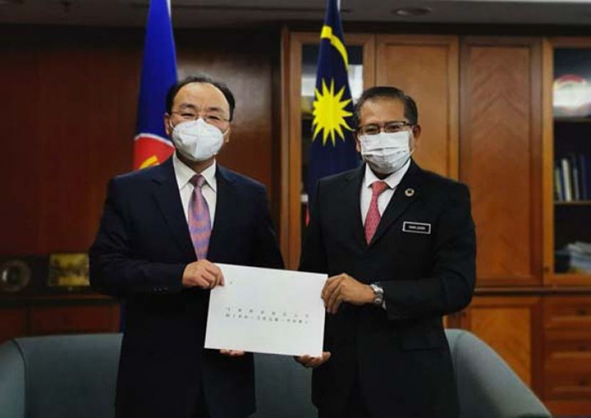 中国驻马大使欧阳玉靖（左）递交国书副本，由我国外交部礼宾司长旺扎伊迪接领。