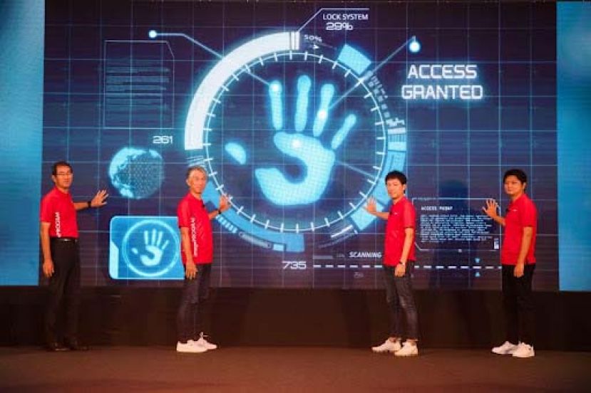 从左到右：吉開俊二（马来西亚佳能市场总裁兼首席执行官）、片桐 紀宏（佳能新加坡高级副总裁）、戸出克也（佳能新加坡董事）以及 中川 雄二郎（佳能新加坡高级经理）在马来西亚启动了 TM 系列大幅面打印机区域产品发布。