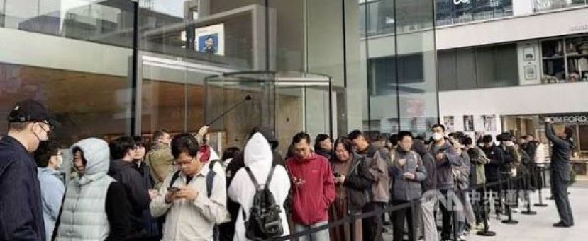 苹果首款折叠机iPhone Duo开售，消费者排队领新机。