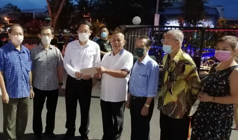 &ldquo;古晋文化缤纷庆中秋&rdquo;庆典主席甲必丹林传政（左4）移交邀请函予中国驻古晋总领事邢伟平（左3）；右起为筹委秘书孙守生、顾问薛华东；左起为筹委沈青娇、沈云豹、古晋省民众联谊团体总会会长本固鲁陈兴枝。