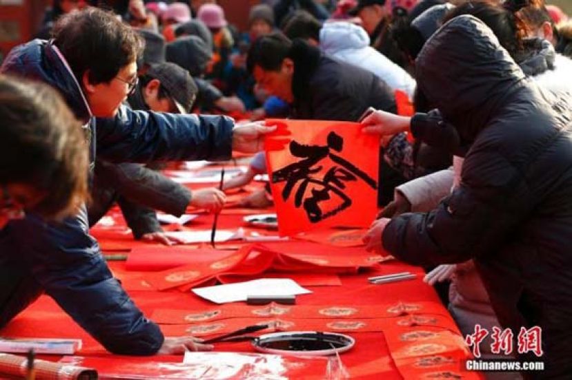 此前，农历腊月廿三小年儿来临，北京东岳庙举办迎新春送春联活动。