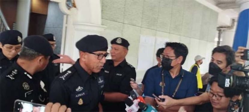 砂州警察总长拿督默哈末阿兹曼向媒体发表谈话时摄。