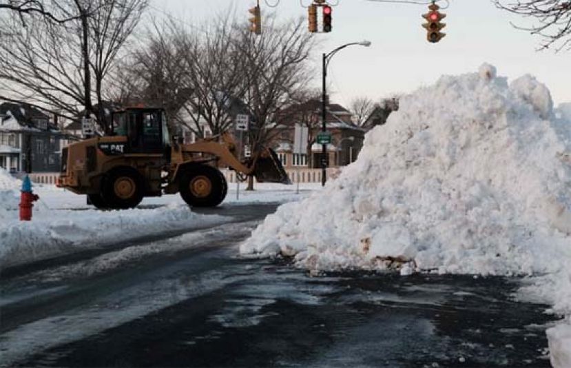 车辆清理道路积雪。