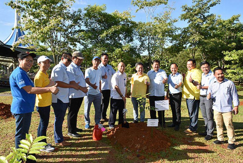 砂拉越地方政府与房屋部长拿督沈桂贤（右六）主持种植果树苗活动。