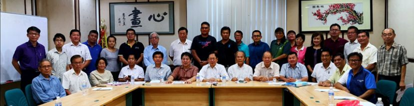 诗巫省董联会主席刘利民及筹备会主席吴仁煌（前排右7及8）与联办单位代表在《华教行》筹备会后合影。