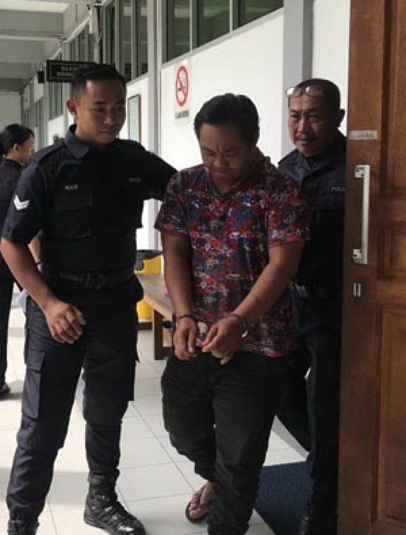  烧警察车的男子入狱一年。