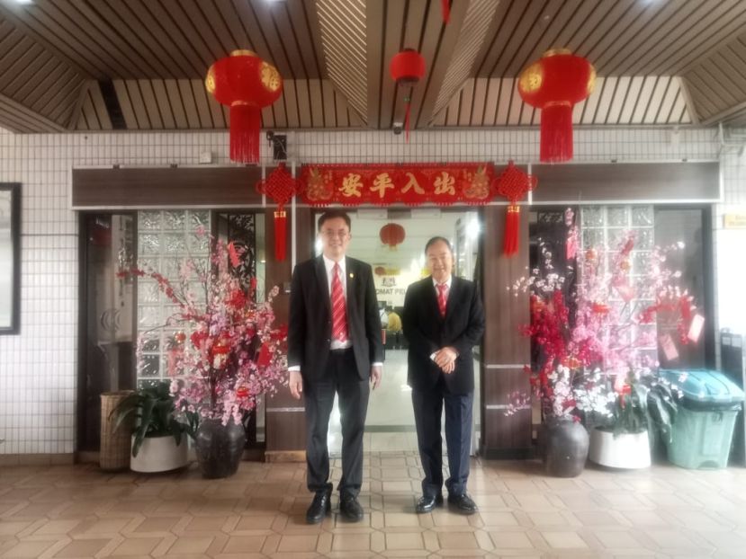 巴达旺市议会主席陈开(左)与巴达旺市议员林良纪展示该市议会精心打造的新春装饰。