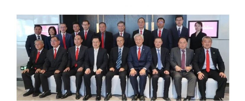 中总总会长丹斯里卢成全上议员（左8）率领中总代表团，拜会中共中央对外联络部中国经济联络中心，获得彭勇主任（左9）及刘景华 （左11）副主任接待。左起为浦文琼、拿督孔令龙、丹斯里张昌国、 王琦、拿督陈镇明、洪宝德、丹斯里刘瑞发、丹斯里卢成全上议员、彭 勇、拿督吴逸平、刘景华、蔡文洲、张国林、郭志坤、拿督廖志明、洪锡 倡及颜林茂。