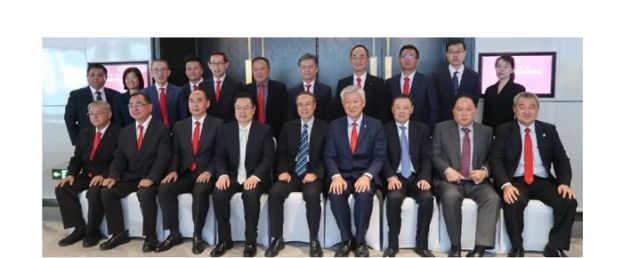 中总总会长丹斯里卢成全上议员（左8）率领中总代表团，拜会中共中央对外联络部中国经济联络中心，获得彭勇主任（左9）及刘景华 （左11）副主任接待。左起为浦文琼、拿督孔令龙、丹斯里张昌国、 王琦、拿督陈镇明、洪宝德、丹斯里刘瑞发、丹斯里卢成全上议员、彭 勇、拿督吴逸平、刘景华、蔡文洲、张国林、郭志坤、拿督廖志明、洪锡 倡及颜林茂。