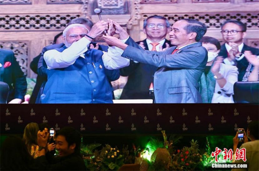 闭幕仪式上，印尼总统佐科（前排右）将G20年度轮值主席国的职位交接给印度。